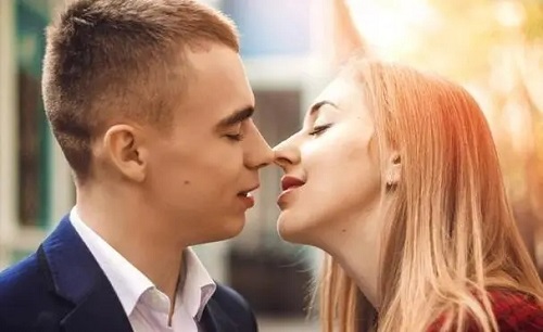 什么情况下接吻最甜 情侣接吻是不是甜的