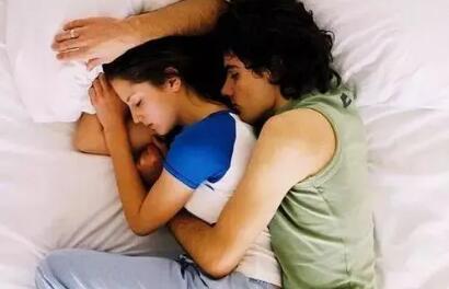 情侣睡觉姿势解析(你和爱人的睡姿是怎样的)
