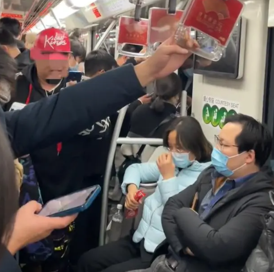 上海地铁回应男子不戴口罩唱歌,拍摄者：可能有唱歌爱好