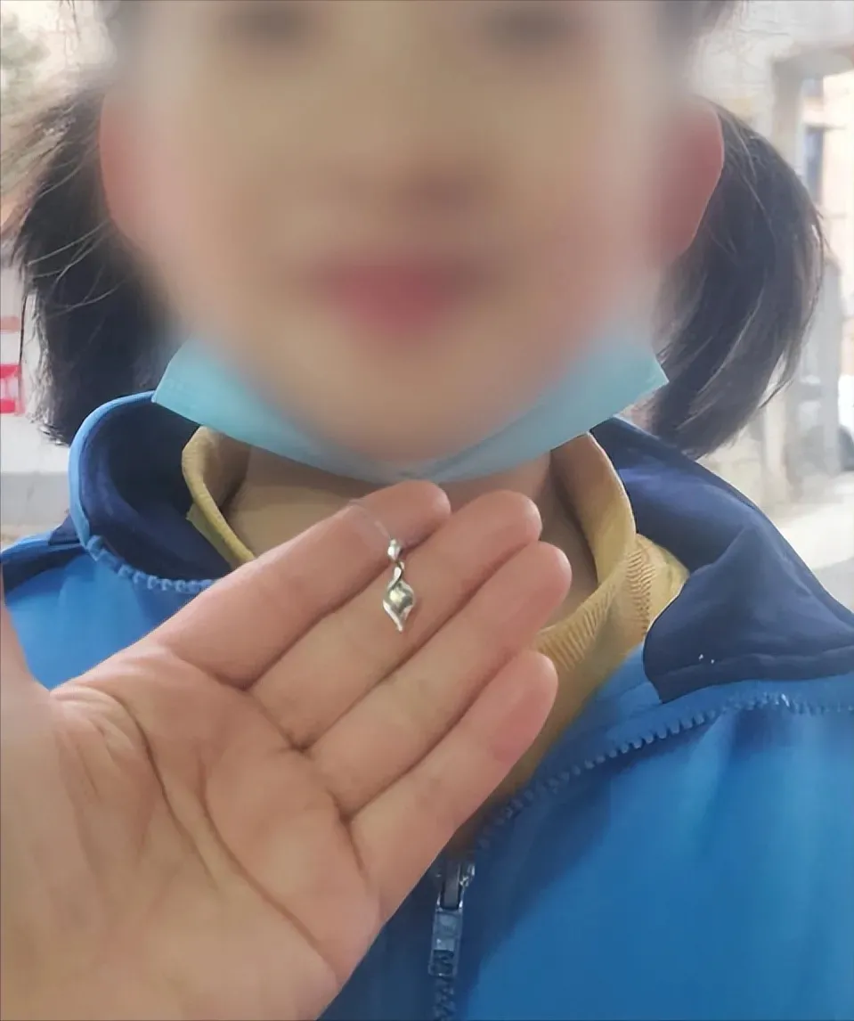 8岁女孩情人节收到铂金钻石项链 项链价值2万多