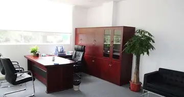 老板的办公室可以放两张办公桌