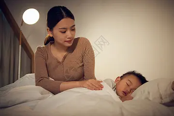 男孩一直跟母亲睡会造成什么后果？