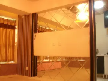 酒店的大镜子对着床做什么用的