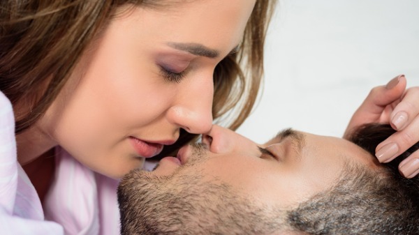 接吻时一方伸舌头一方不伸是否正常？