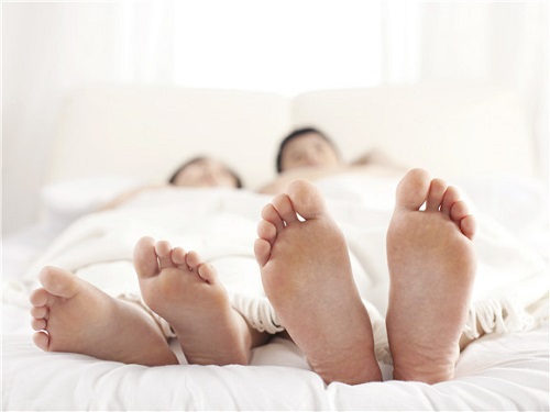 俩人在被子里做运动怎么做 夫妻床上运动采用什么性姿势好