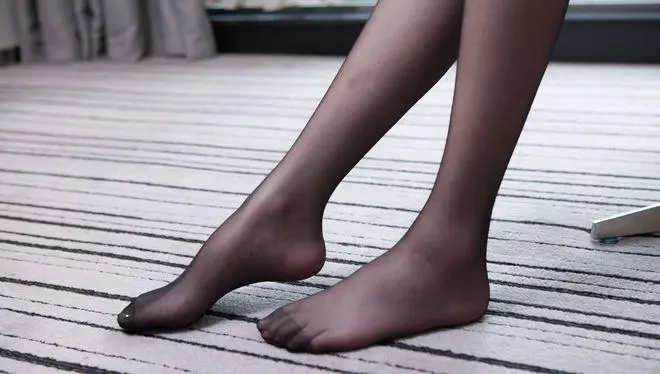 女生穿袜子容易高潮吗？性爱中穿袜子容易高潮什么原因？