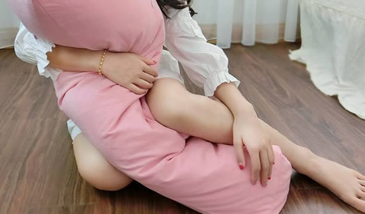 女性夹枕头正确方法是什么？
