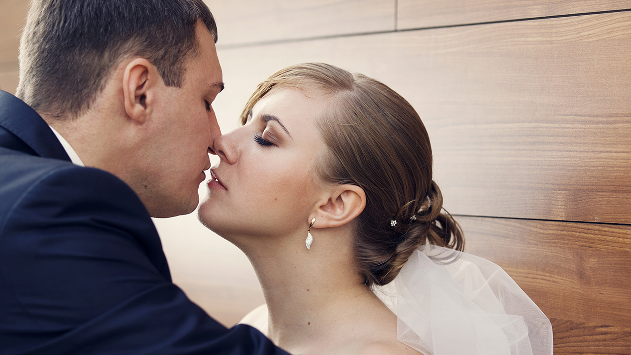怎么接吻让男人更兴奋？接吻的技巧方法有哪些？